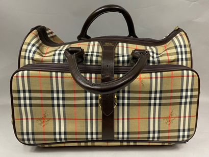  BURBERRY 
Travel bag in check canvas and chocolate leather, one large zipped pocket...