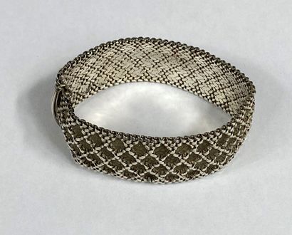  Bracelet ruban en argent (925) à maille souple tressée sur fond amati, fermoir cliquet...
