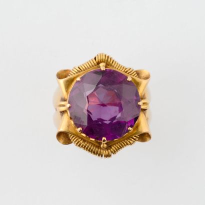 Yellow gold (750) ring set with a round faceted synthetic stone with alexandrite...