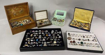  Large lot of various costume jewelry in metal, ornamental stones and rhinestones...