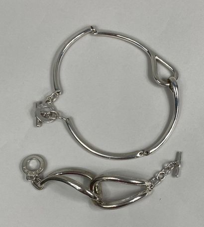  AGATHA 
Collier ras de cou rigide articulé en métal argenté, et bracelet assort...