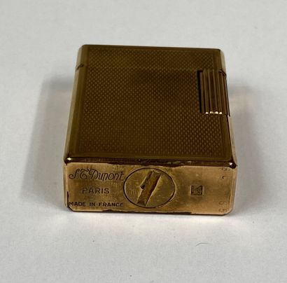  DUPONT 
Briquet en métal doré à décor guilloché 
Signé et numéroté 8C2165