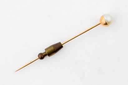 Yellow gold hatpin with a button pearl 
Gross...
