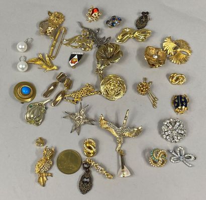  Lot de bijoux fantaisie divers en métal et strass, principalement des broches et...