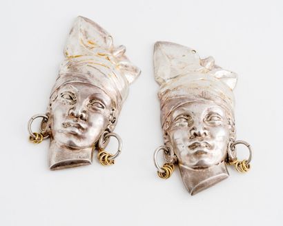  Émile Adolphe MONIER (1883-1970) 
Deux pendants en argent repoussé (800) figurant...