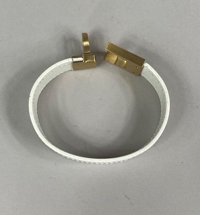  Salvatore FERRAGAMO 
White leather cuff bracelet with stitching, brushed gold metal...