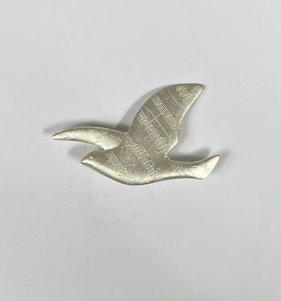  After René MAGRITTE(1898-1967) 
Brushed silver metal brooch featuring a dove with...