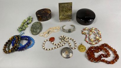  Lot de bijoux fantaisie divers dont colliers et bracelets ornés de pierres fines...