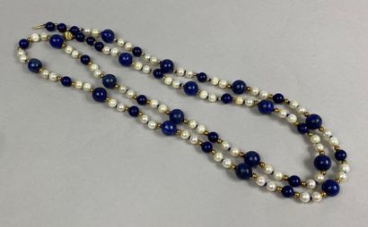  Sautoir formé de billes de lapis-lazuli et perles de culture en alternance, fermoir...