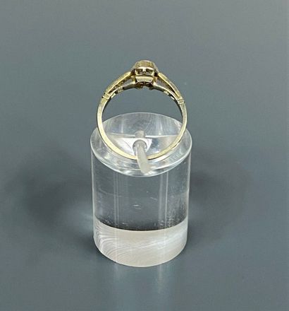  Petite bague solitaire en or gris (750) ornée d'un diamant taille brillant d'environ...