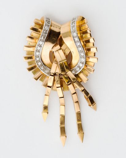  Yellow gold (750) and platinum (850) horseshoe-shaped lapel clip with a line of...