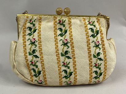  Woven evening bag with flower motifs 
Length : 18 cm