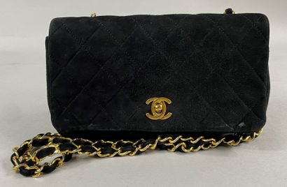  CHANEL 
19 cm black quilted suede evening bag, gold metal "CC" clasp on flap 
Chain...