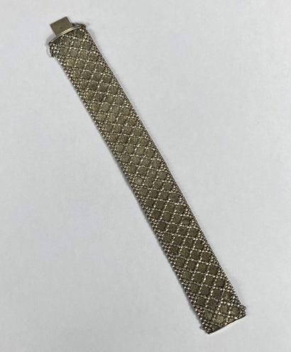 Bracelet ruban en argent (925) à maille souple tressée sur fond amati, fermoir cliquet...