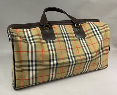  BURBERRY 
Travel bag in check canvas and chocolate leather, vintage 
26 x 50 x 22...