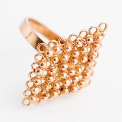  Yellow gold ring (750), the diamond-shaped plate formed by an openwork net punctuated...