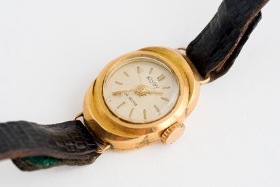  KODY 
Montre bracelet de dame, boîtier rond en or jaune (750) souligné d'attaches,...