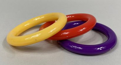  Sonia RYKIEL 
Lot de trois bracelets joncs en plastique de couleur violet, corail...