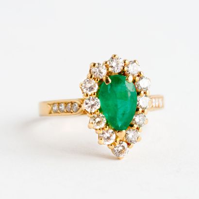  Yellow gold (750) drop ring set with a faceted pear-shaped emerald in a brilliant-cut...