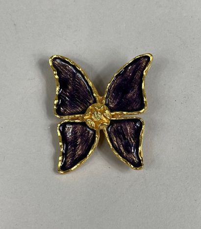 Yves SAINT LAURENT 
Broche en métal doré figurant un papillon à décor émaillé violet...