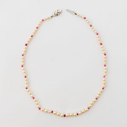  Necklace of cultured pearls alternating with ruby beads, white gold (750) hook clasp...
