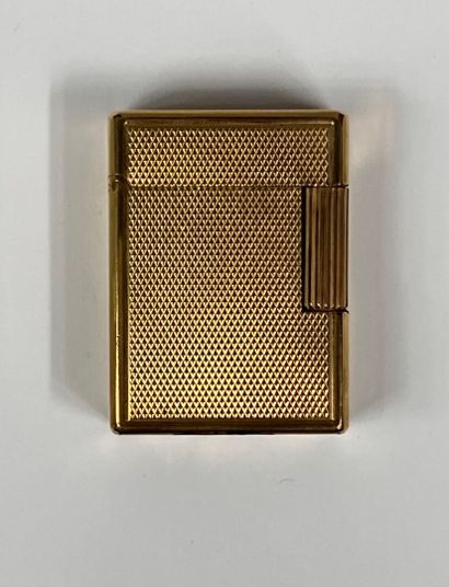  DUPONT 
Briquet en métal doré à décor guilloché 
Signé et numéroté 8C2165