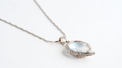  Pendant drop in white gold (750) adorned with a cabochon of moonstone bordered by...