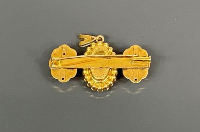  Broche en or jaune (750) pouvant former pendentif ornée de trois médaillons à décor...