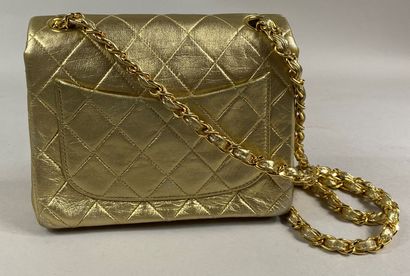  CHANEL 
Mini Timeless bag 18 cm in gold quilted lambskin leather, gold metal "CC"...
