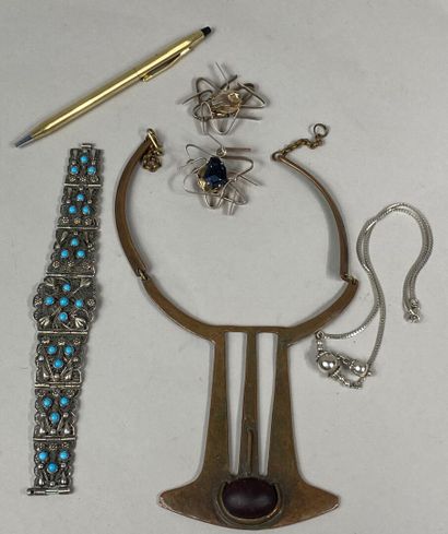  Petit lot de bijoux fantaisie en métal dont bracelet, élément de plastron, paire...