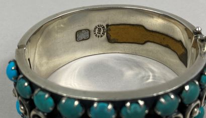  MEXIQUE 
Bracelet manchette ouvrant en argent (min. 800) orné de cabochons de turquoises,...