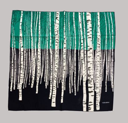  VALENTINO 
Carré en soie à décor imprimé d'arbres sur fond noir
