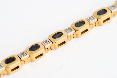  Bracelet ligne articulé en or deux tons (750) formé de maillons géométriques ornés...