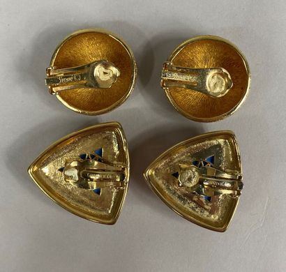  BIG 
Pair of round ear clips in gilded metal with guilloche pattern 
Signed 
We...