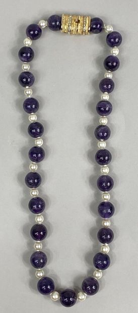  Long necklace made of amethyst balls alternated with fancy pearls, gold metal clasp...