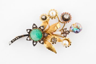  Brooch representing a flowery bouquet in yellow gold (750) and silver (925), the...