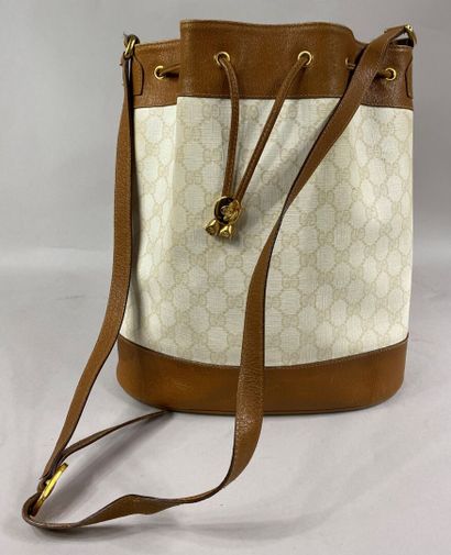  GUCCI 
Bag in beige monogrammed canvas and natural leather, closure by link to tighten,...