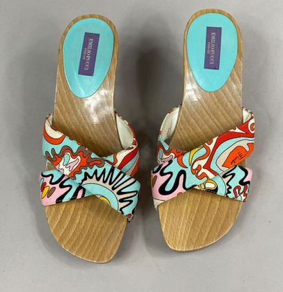  Emilio PUCCI 
Pair of wooden clogs and fabric straps with polychrome patterns 
Size...