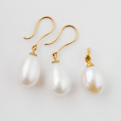  Pair of earrings in yellow gold (585) with a pear-shaped cultured pearl and matching...