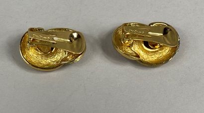  Christian DIOR 
Paire de clips d'oreilles en métal doré ornés de deux motifs entrelacés,...