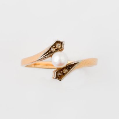  Lot of two rings in yellow gold (750) and pearl seeds, one ring mount in two-tone...