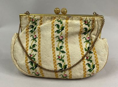  Woven evening bag with flower motifs 
Length : 18 cm