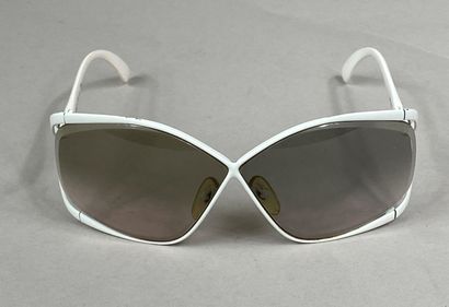  Christian DIOR 
Paire de lunettes vintage, monture blanche siglée "CD"