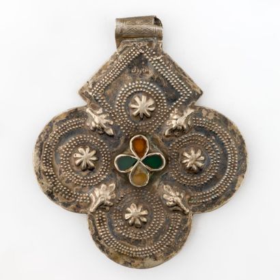  MAROC 
Lot de deux pendentifs berbères dits "foulet khamsa" (amulette/talisman porte-bonheur)...