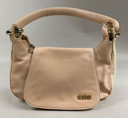  ESCADA 
Pink lambskin leather handbag, zipper closure and snap flap 
Length : 24...