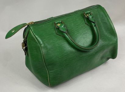  Louis VUITTON 
Speedy green leather bag 
With padlock and keys 
Length: 27 cm 
...