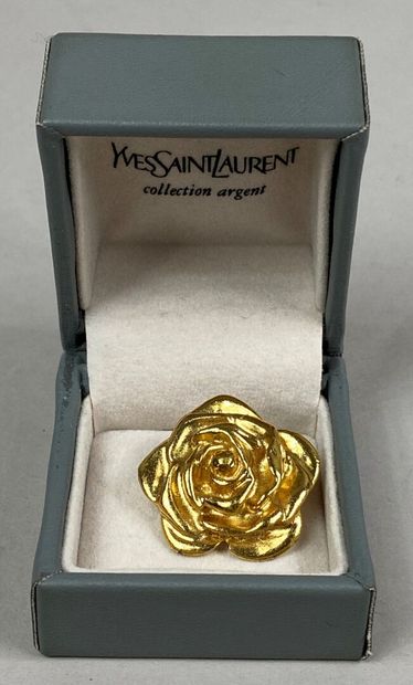  Yves SAINT LAURENT 
Pin's Fleur en métal doré 
Avec écrin de la maison