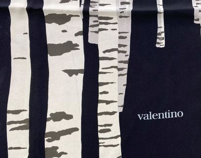 VALENTINO 
Carré en soie à décor imprimé d'arbres sur fond noir