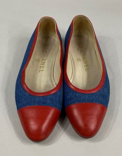  CHANEL 
Pair of red leather and denim ballerinas 
Size 36 
(anti-slip heels)