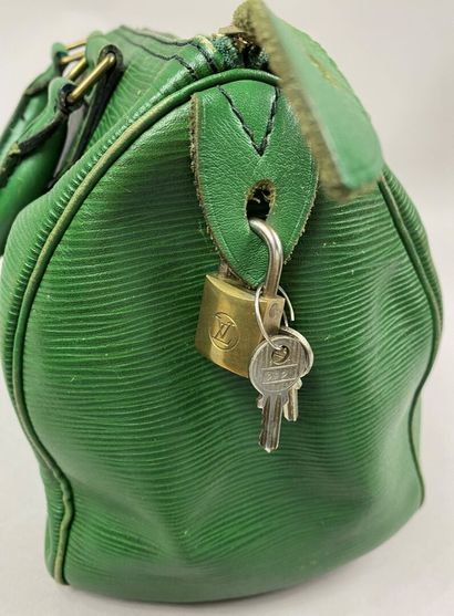  Louis VUITTON 
Sac Speedy en cuir épi vert 
Avec cadenas et clés 
Long. : 27 cm...